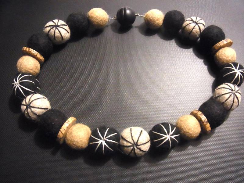 Halskette "Silberdistel" Filzperlen Aus Merinowolle, Teilweise Bestickt, Filzkette Naturmaterialien Herbstfarben Statementkette Textilart von MiaDesignSchmuck