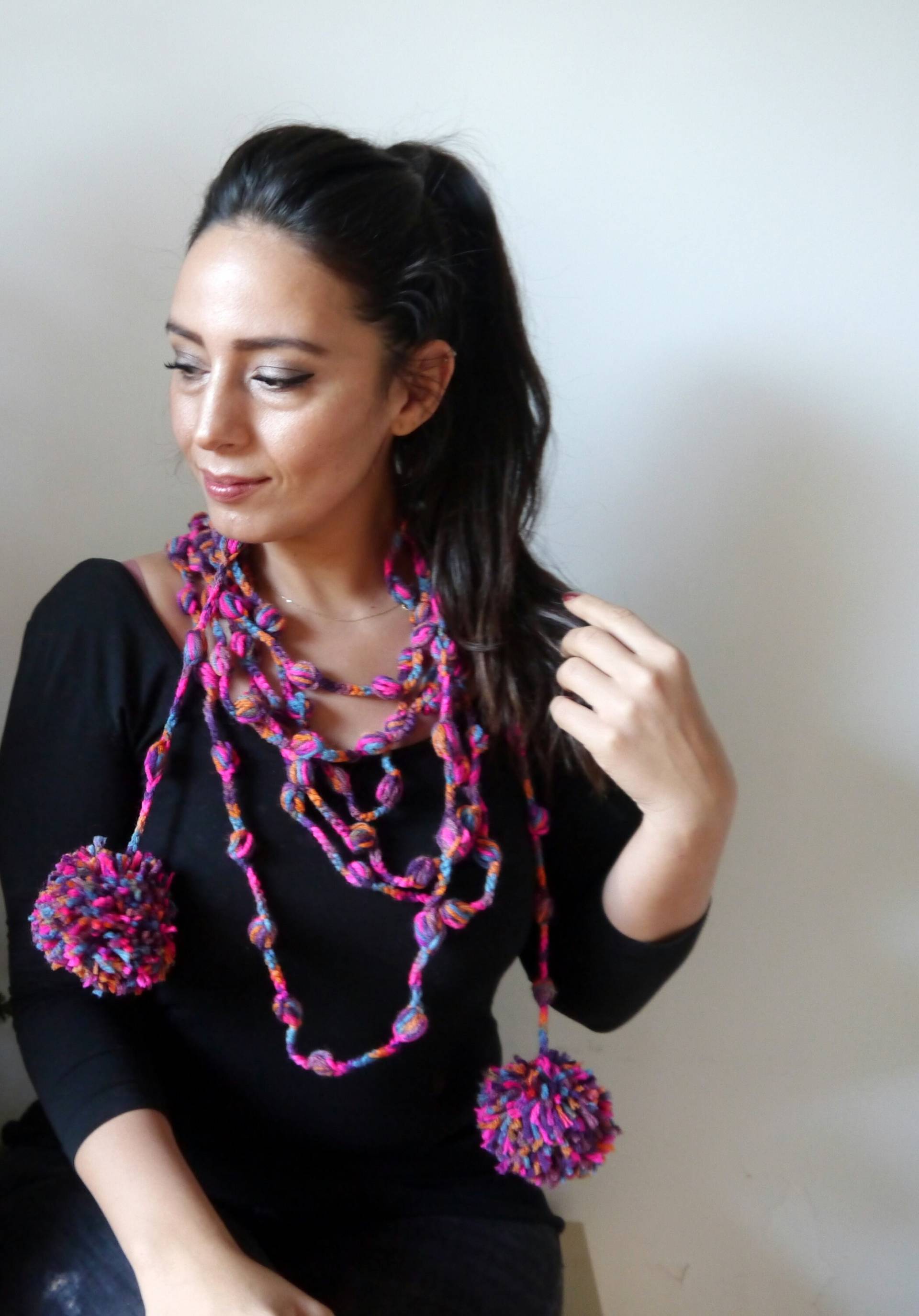 Farbenfroher Häkelschal Wintermode-Accessoire Mit Bommel von MiaJewelryStudio