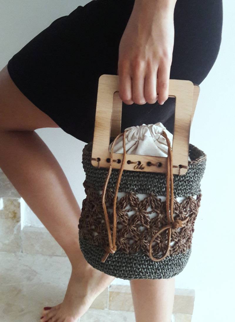 Raffia Zylinder Handtasche Braun & Grün Gehäkelte Tasche, Holzgriff Raffia Zylinder Handtasche Braun & Grün Gehäkelte Tasche, Holzgriff von MiaJewelryStudio