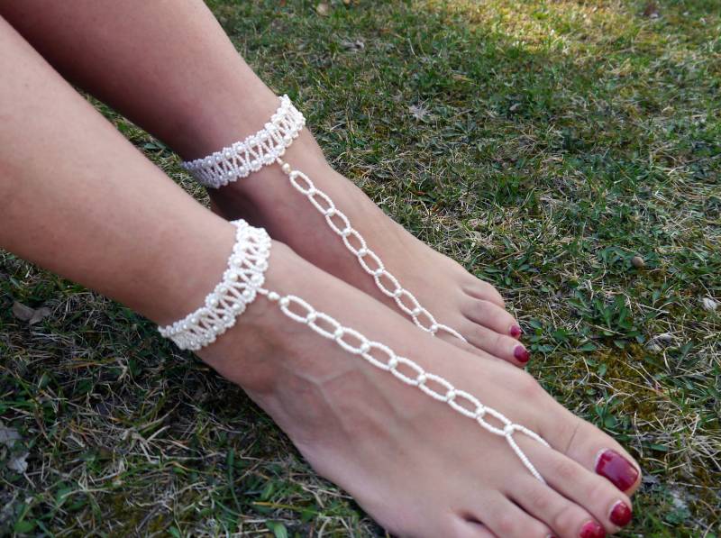 Perlen Barfuß Sandalen Weißer Braut Fußschmuck von MiaJewelryStudio