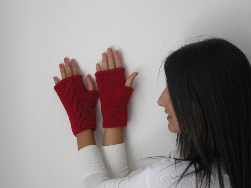 Rote Fingerlose Handschuhe von MiaJewelryStudio