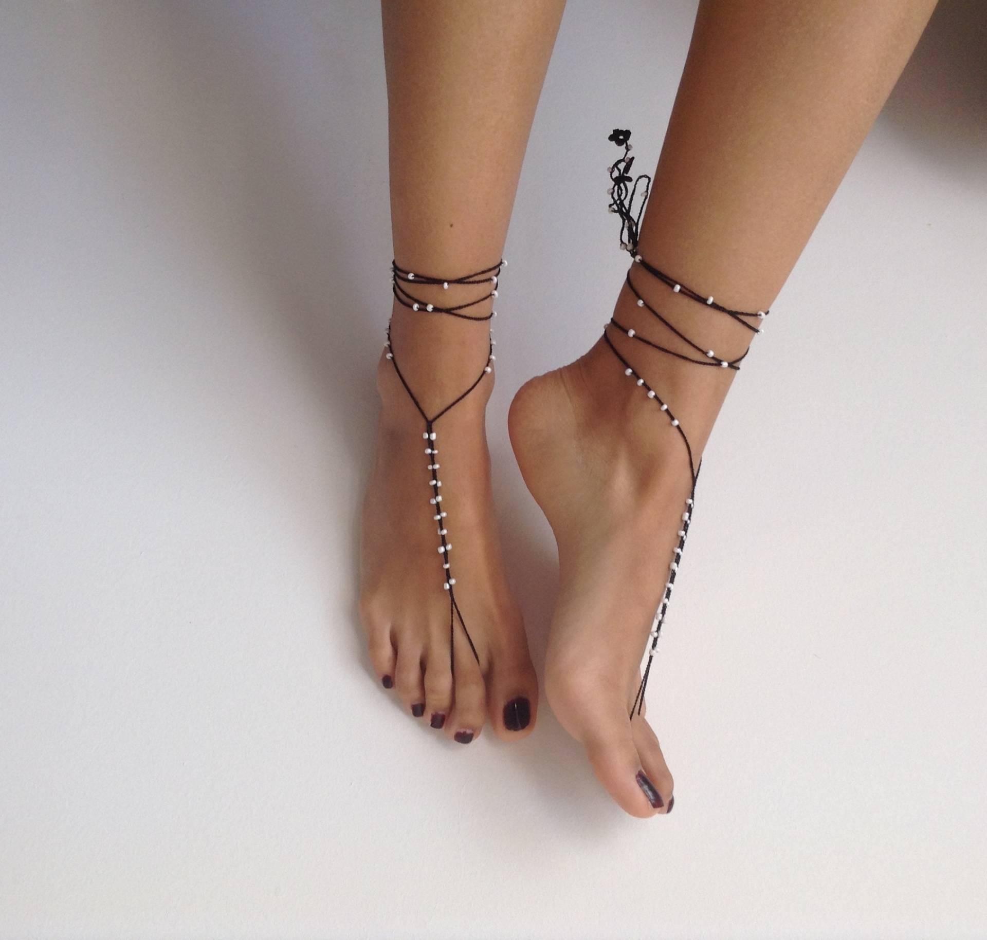 Schwarze Crochet Barfuß Sandalen Weiß Perlen Hochzeit Fuß Schmuck von MiaJewelryStudio