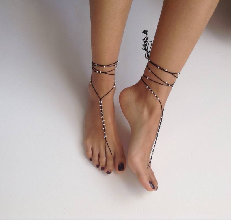 Schwarze Crochet Barfuß Sandalen Weiß Perlen Hochzeit Fuß Schmuck von MiaJewelryStudio