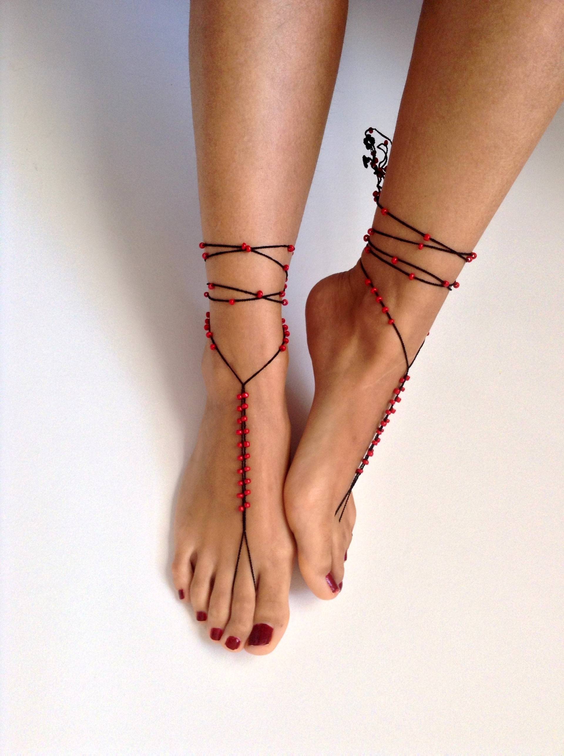 Schwarze Häkeln Barfuß Sandalen Rot Perlen Sommer Schmuck von MiaJewelryStudio