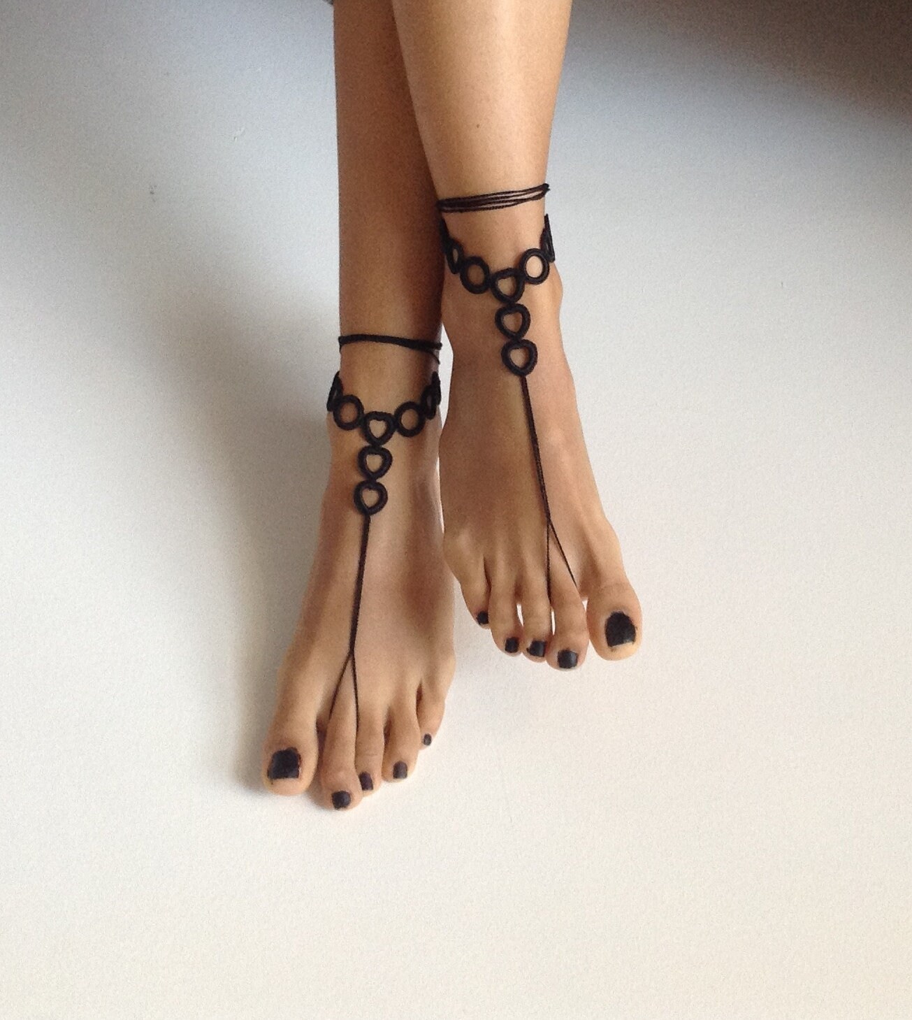 Schwarze Polyester Barfuß Sandalen Perlen Fußschmuck Fußkettchen von MiaJewelryStudio