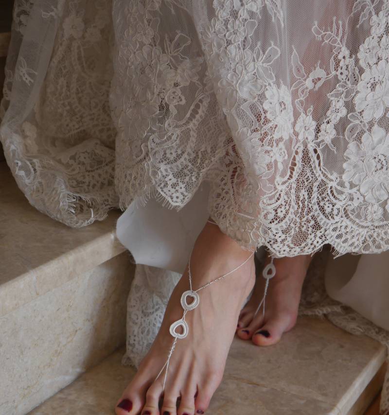Weiße Barfuß Sandalen, Hochzeit Accessoire, Brautschmuck von MiaJewelryStudio