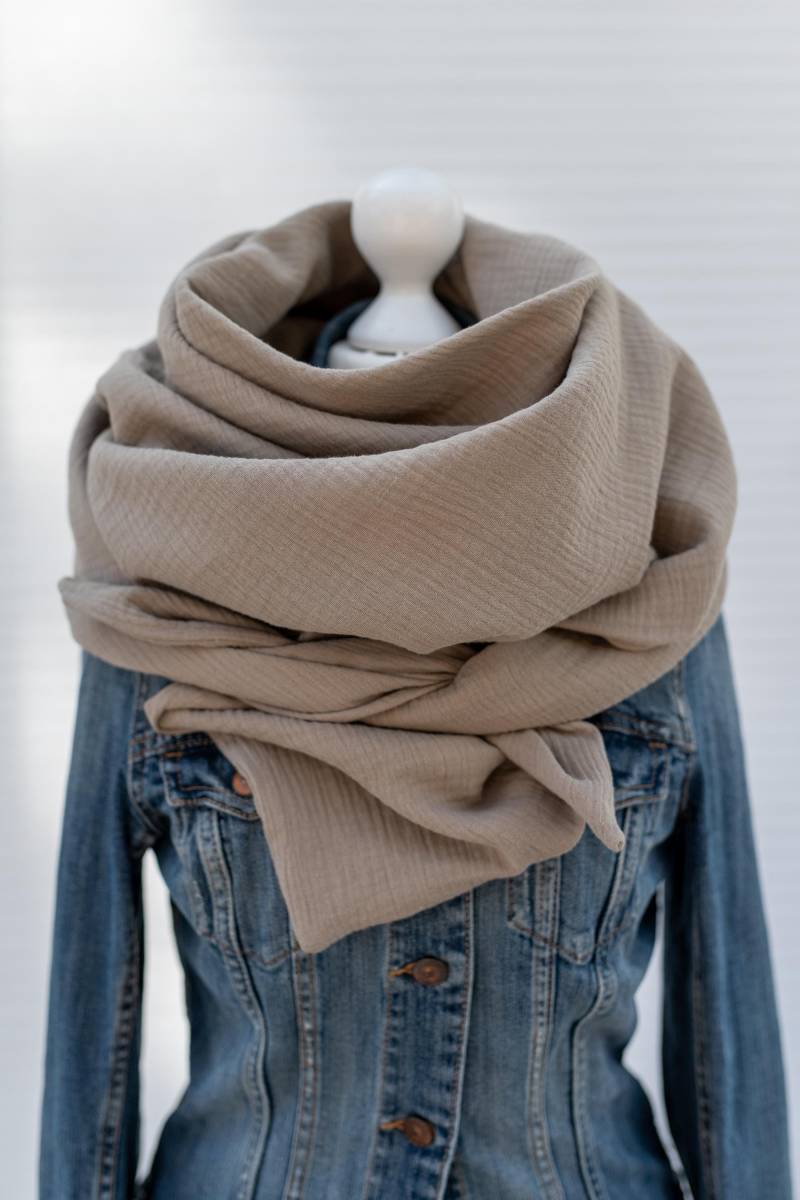 Musselin Halstuch Xxl in Taupe - Weiches Musselintuch Für Damen & Herren von MiaLaLunaDesigns