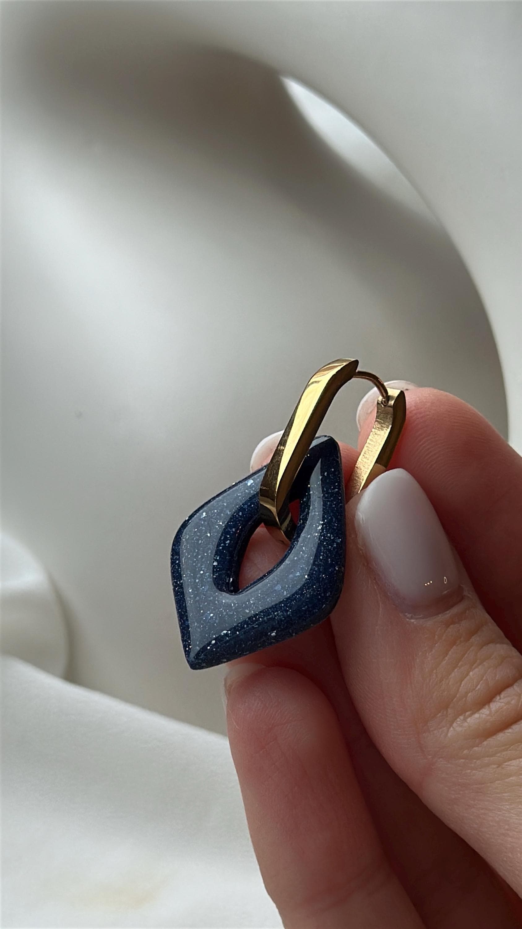 Ohrringe Gold Mit Fimoanhänger Blau Glitzer Ohrringe Gold Mit Fimoanhänger Blau Glitzer von MiaLenaDESIGNShop