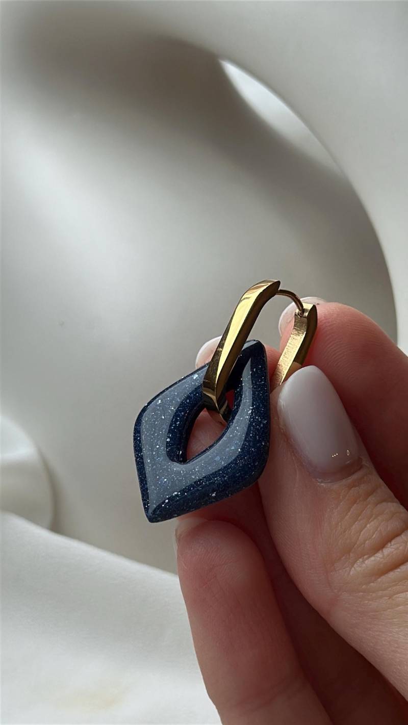 Ohrringe Gold Mit Fimoanhänger Blau Glitzer von MiaLenaDESIGNShop