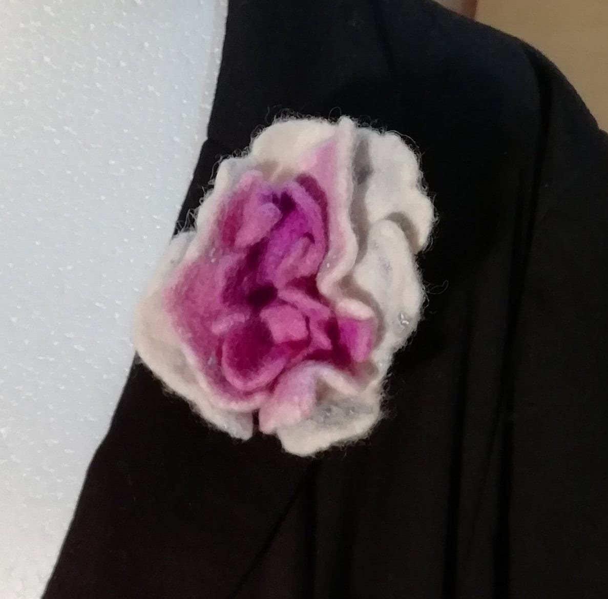 Blumenbrosche, Gefilzte Rose Brosche, Geschenkidee Blumenbrosche, Gefilzte Rose Brosche, Geschenkidee von MiaSueStudio