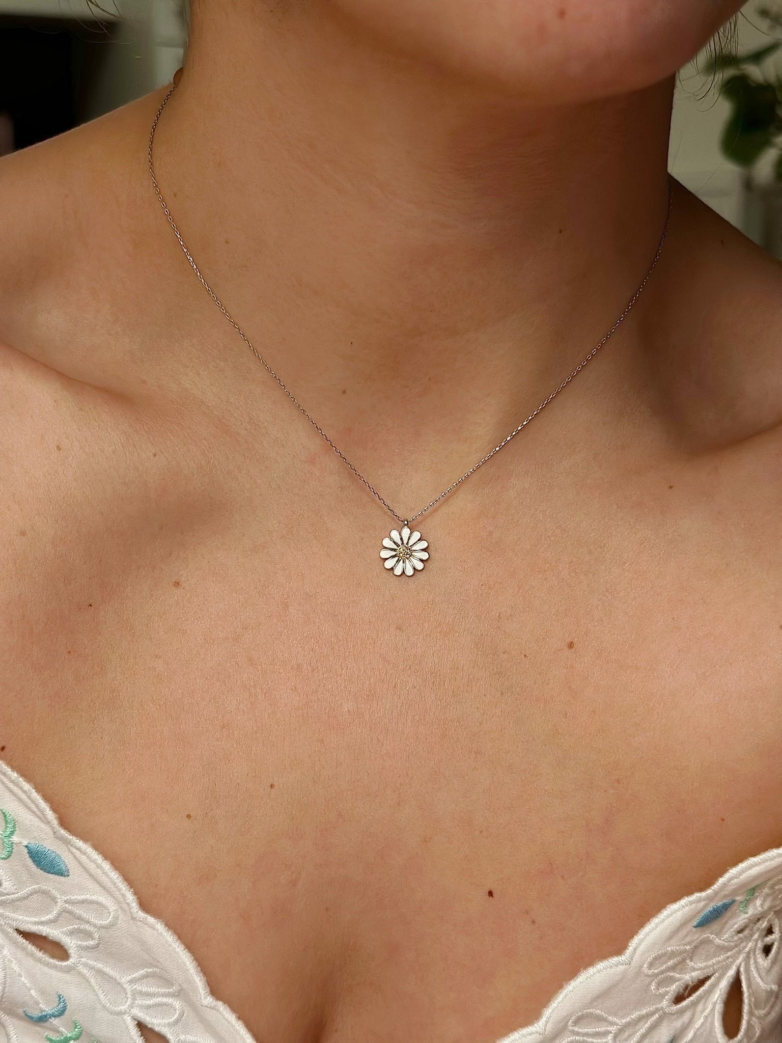 Minimalist Daisy Necklace For Women | 925 Sterling Silver White Flower Daisy Chain Gold And Minimalist Daisy Necklace For Women | 925 Sterling Silver White Flower Daisy Chain Gold And von Miajuwelier