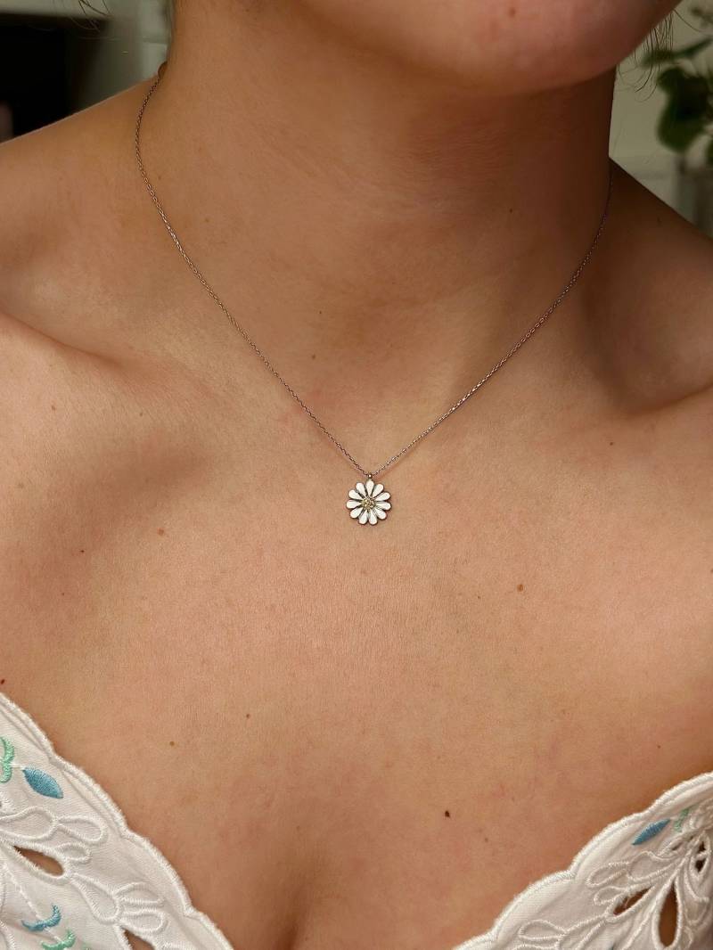Minimalist Daisy Necklace For Women | 925 Sterling Silver White Flower Daisy Chain Gold And Minimalist Daisy Necklace For Women | 925 Sterling Silver White Flower Daisy Chain Gold And von Miajuwelier