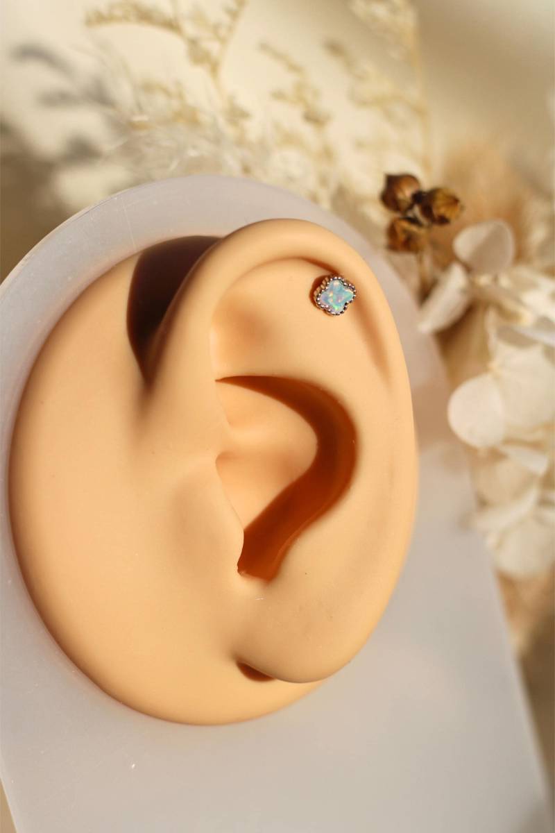 Opal Flower Stud Earrings in Sterling Silver, Gold | Four-Leaf Clover Tragus Piercing Hypoallergenic Gift For Her von Miajuwelier