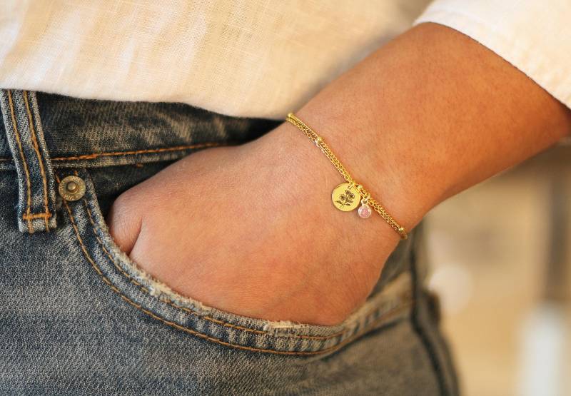 Personalisiertes Geburtsstein Armband in Gold Oder Silber | Gravur Mit Plättchen Anhänger Aus Sterling Geschenk Für Frau von Miajuwelier