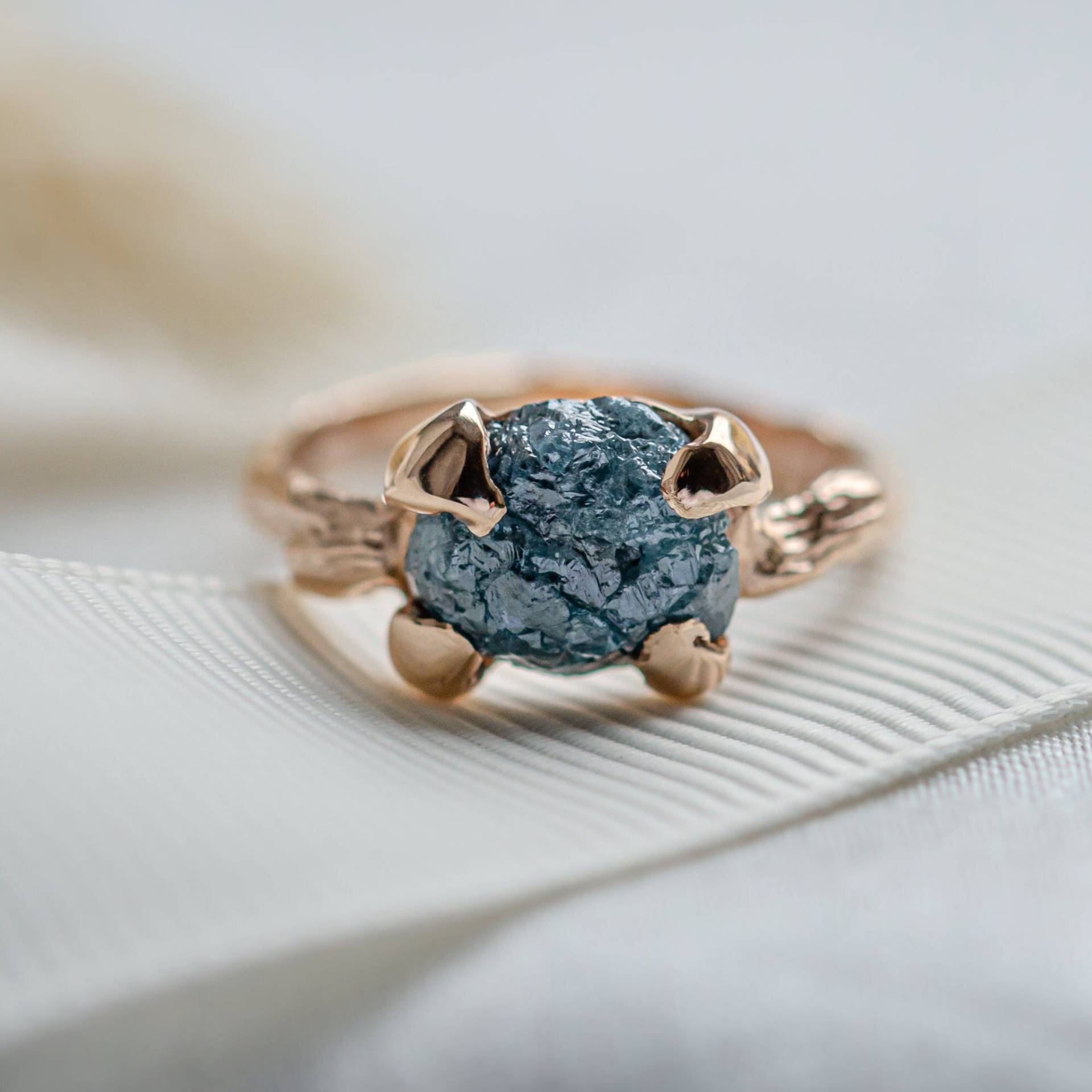 14K Rose Gold Rohdiamant Verlobungsring, Blauer Verlobungsring Von Mialis Jewelry von MialisJewelryStore