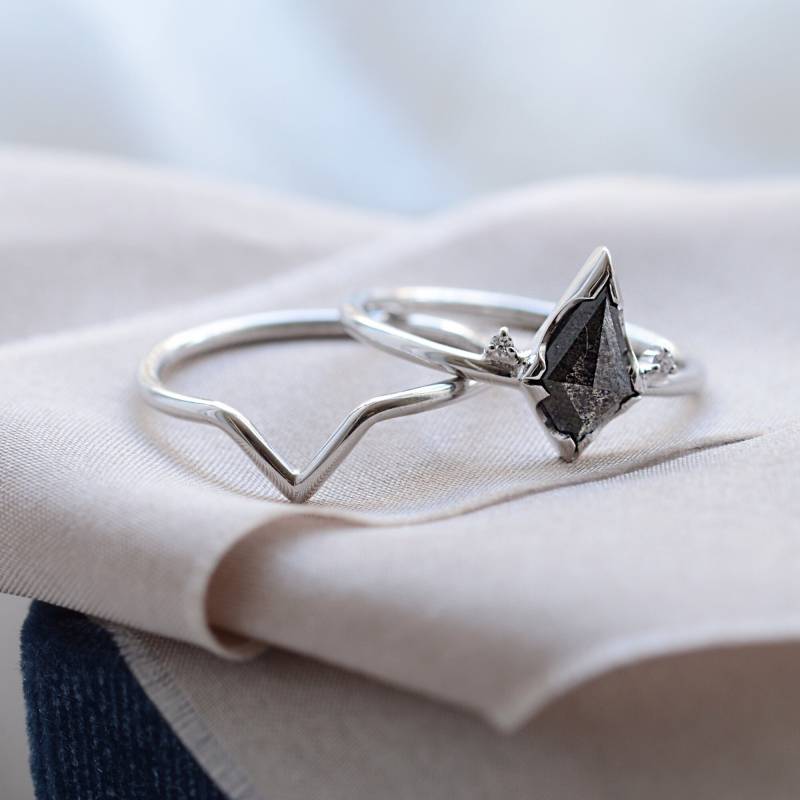 Alternativer Drachen Diamant Ring, 14K Weißgold Salz Und Pfeffer Goldring Mit Drei Steinen von MialisJewelryStore