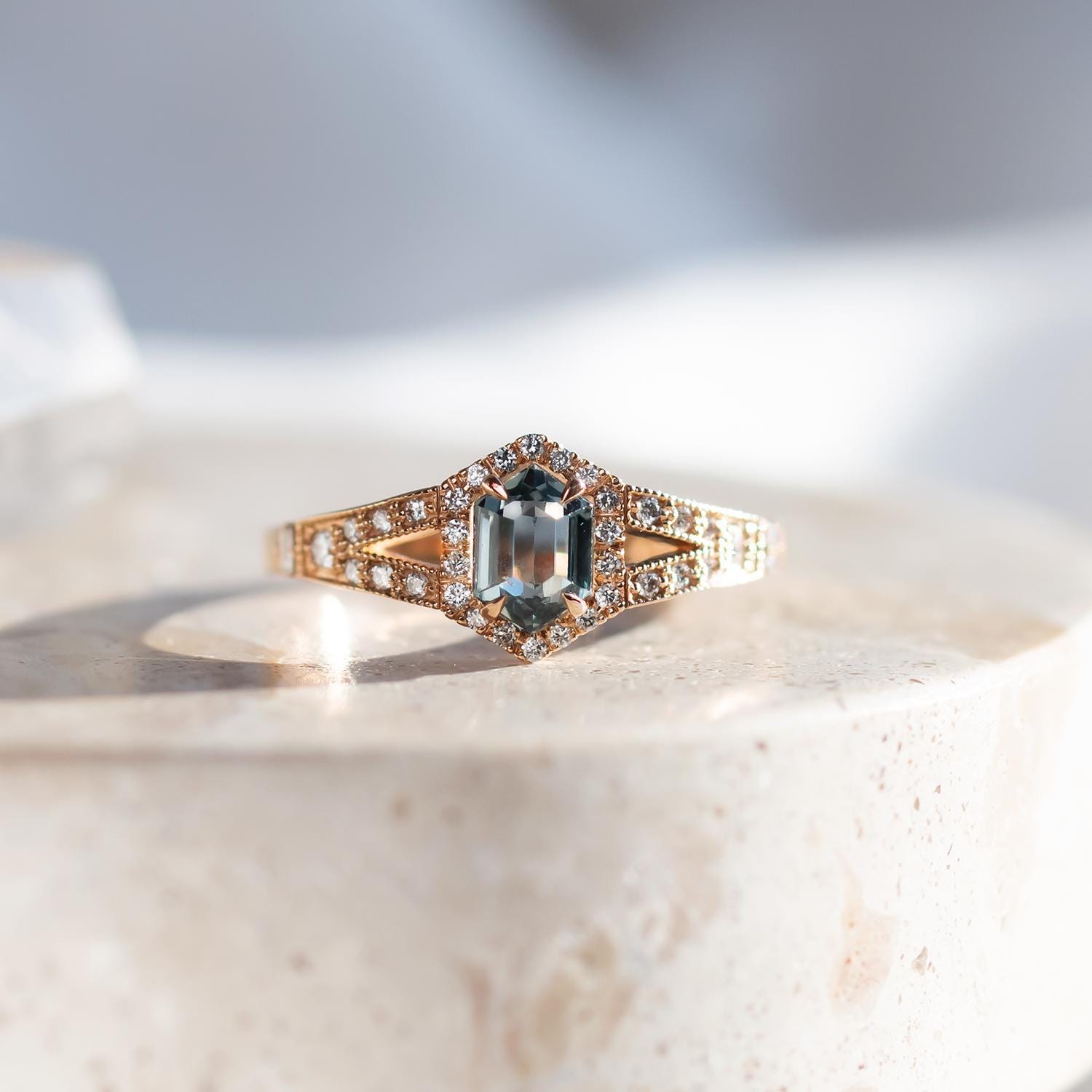 Antiker Blaugrüner Saphir Und Diamant Verlobungsring, Vintage 14K Roségold Versprechensring, Glänzender Sechseckschliff Blau Klarer Statementring Antiker Blaugrüner Saphir Und Diamant Verlobungsring, Vintage 14K Roségold Versprechensring, Glänzender Sechseckschliff Blau Klarer Statementring von MialisJewelryStore
