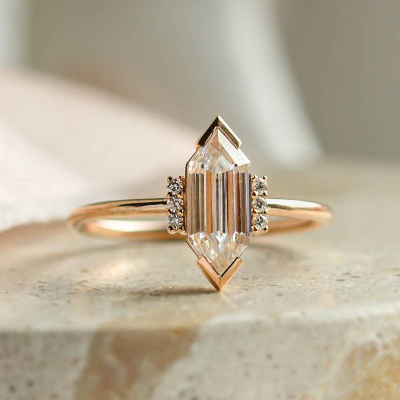 Art Deco Moissanit Verlobungsring, Sechskantschliff Klarer Edelstein, Lab Gewachsener Statement-Ring von MialisJewelryStore