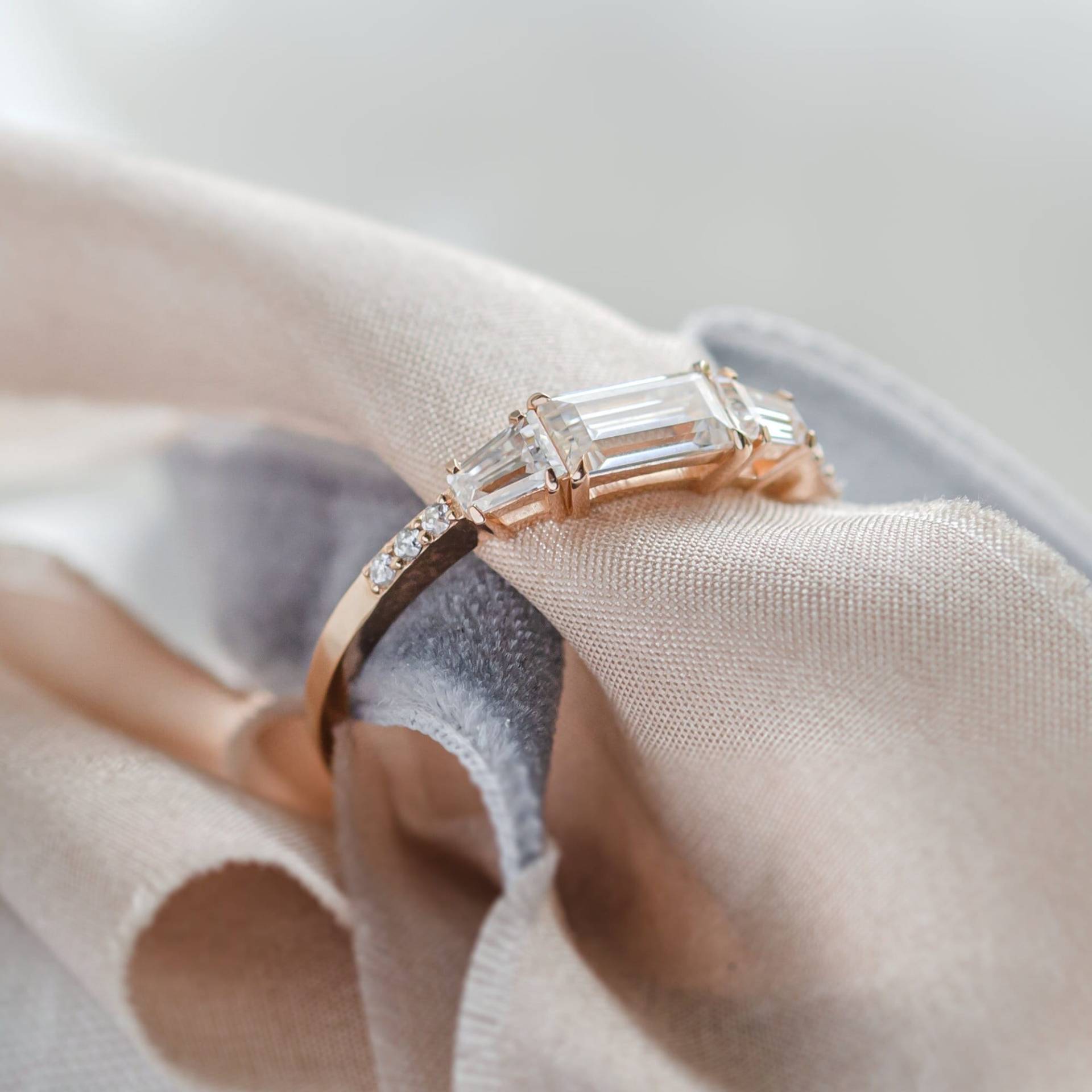 Art Deco Moissanite Verlobungsring, Tap Baguette Ring in Rosegold 14K von MialisJewelryStore