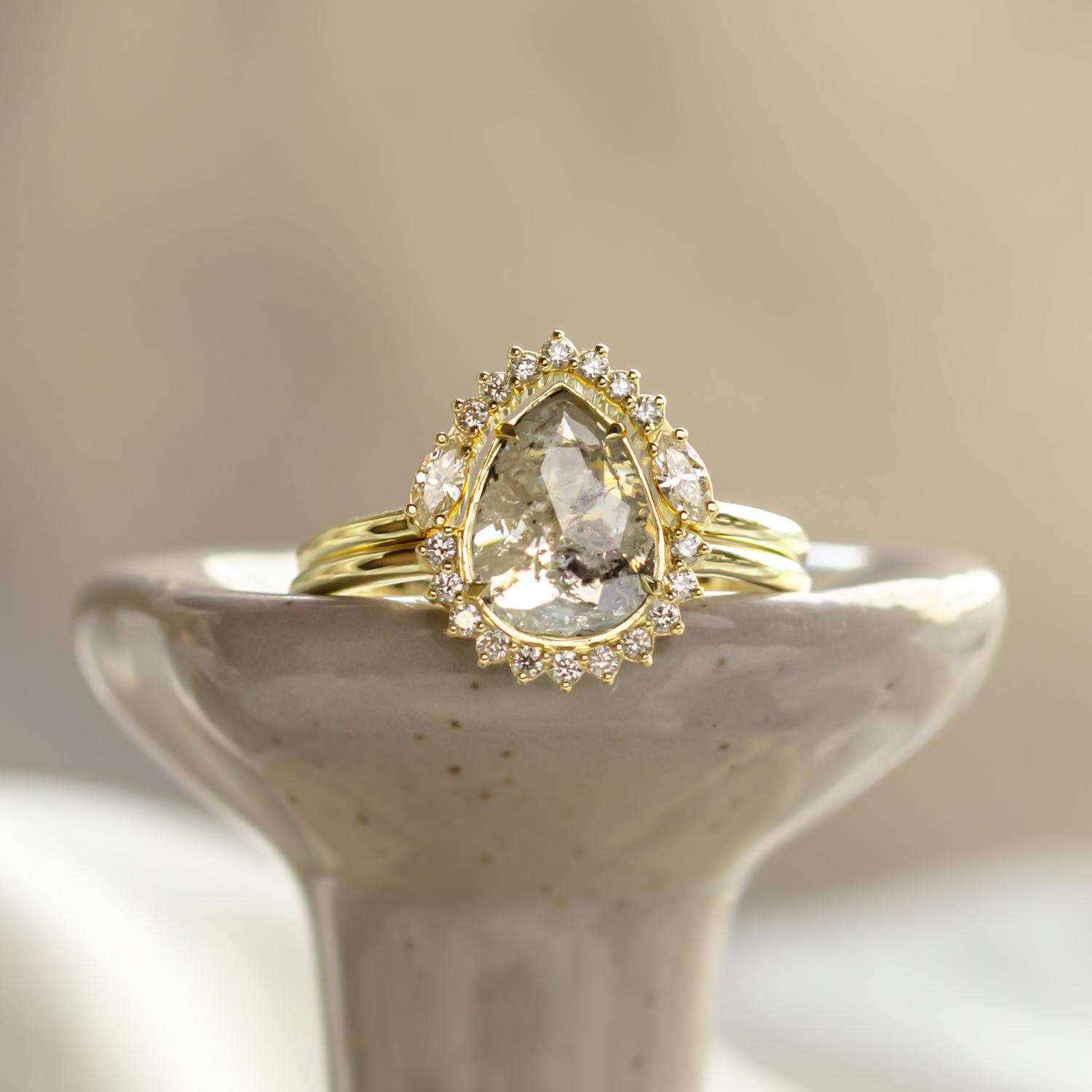 Birnenförmige Salz Und Pfeffer Diamant-Verlobungsring-Set, 14K Gelbgold Einzigartige Braut Set, Naturdiamanten Ehering, Alternative Ring von MialisJewelryStore