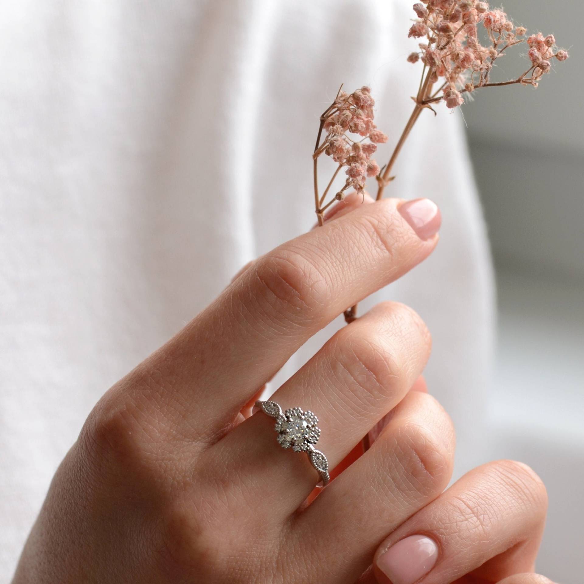 Blumenförmiger Diamant Ring, Halo Ring, 14K Gold Floral Verlobungsring von MialisJewelryStore