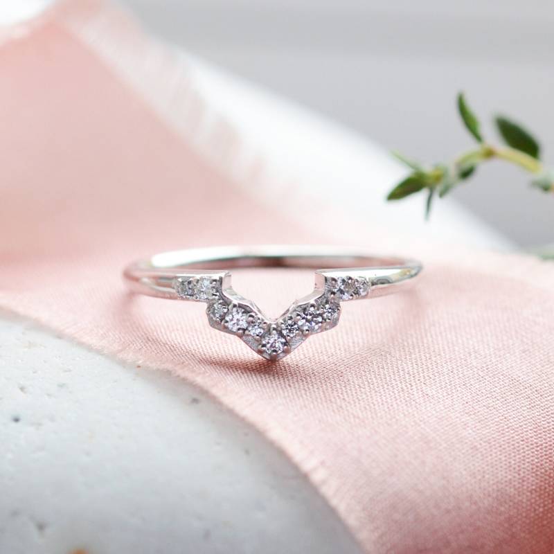 Chevron Ehering, Geschwungener Diamant Tiara Ring von MialisJewelryStore