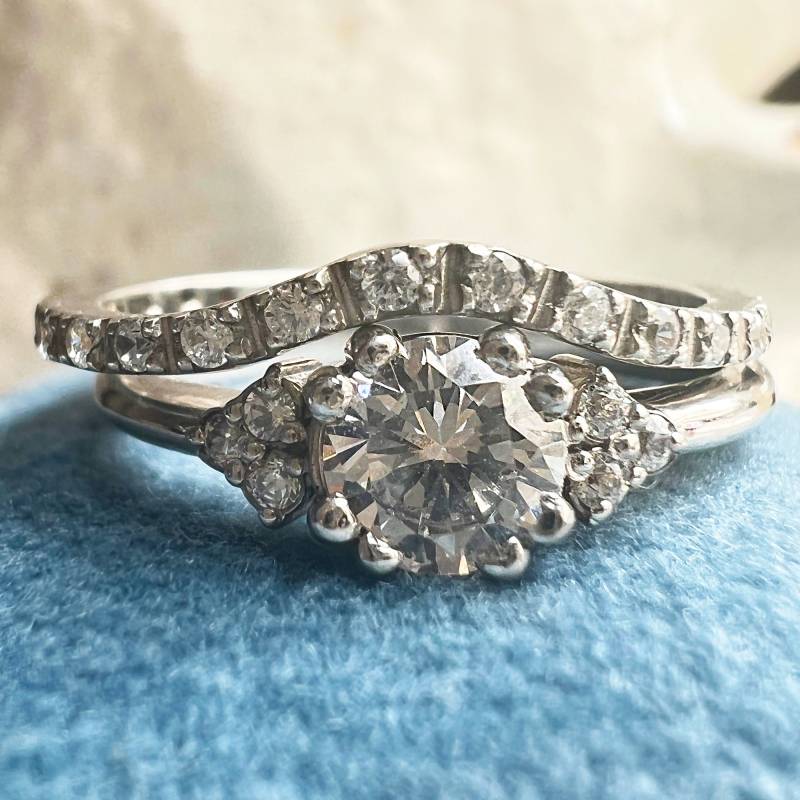 Cluster Diamant Ring Set, Alternative Verlobungsring Zierliches Ringset Aus Massivem Gold von MialisJewelryStore