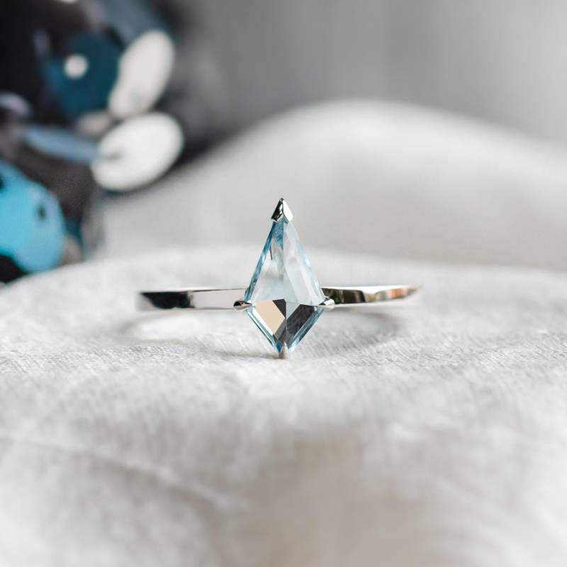 Drachenblauer Topas Verlobungsring, Himmelblauer Topasring in Weißgold 14K von MialisJewelryStore