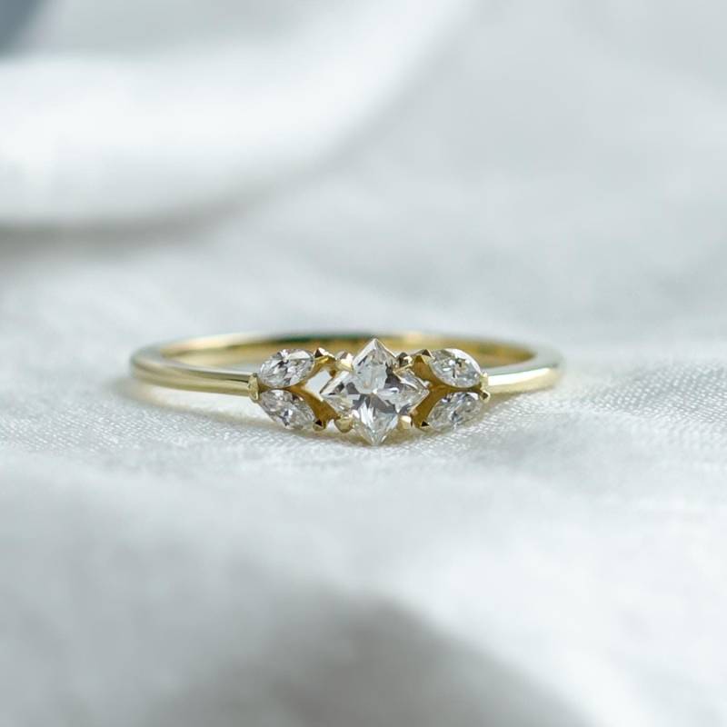 Drei Natürliche Diamant-Verlobungsring, Diamant Im Princess Cut-Versprechensring Mit Seitlichen Marquise-Diamanten, Zierlicher Statementring von MialisJewelryStore