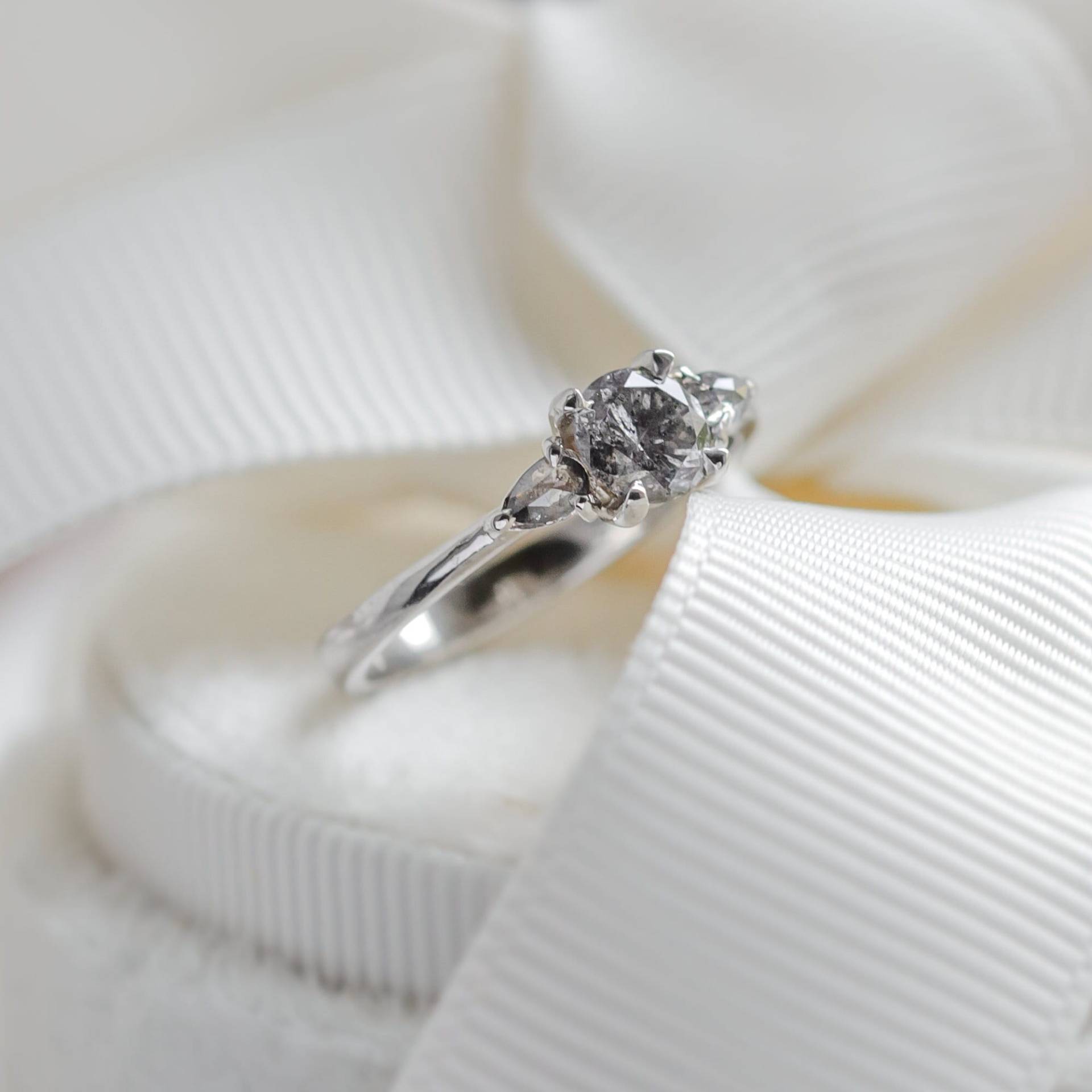 Drei Stein Diamant Verlobungsring, Salz Pfeffer Ring Aus Weißgold 14K von MialisJewelryStore