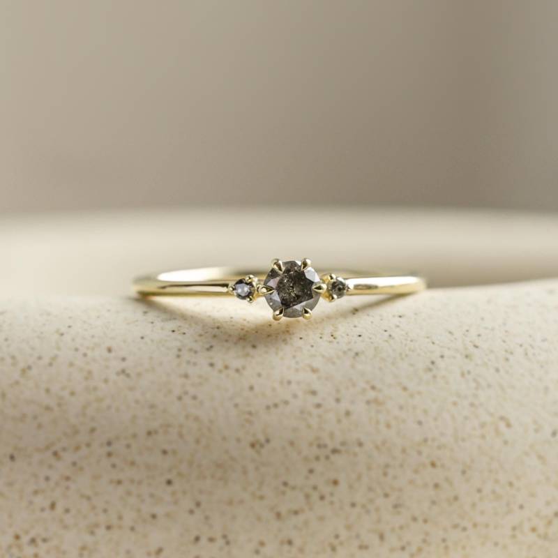 Drei Stein Salz & Pfeffer Diamant Statement Ring, Cluster Grauer Edelstein Versprechen Zierliche Stapeln Verlobungsring von MialisJewelryStore