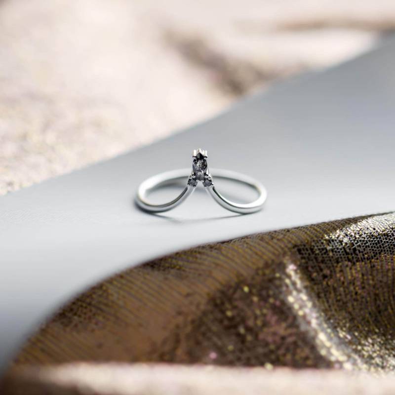Dünner Salz Und Pfeffer Diamant-Ehering, V-Chevron-statement-Ring, Dünner Grauer Edelstein-Verlobungsring, Winziger Geschwungener Edelstein-Ring von MialisJewelryStore
