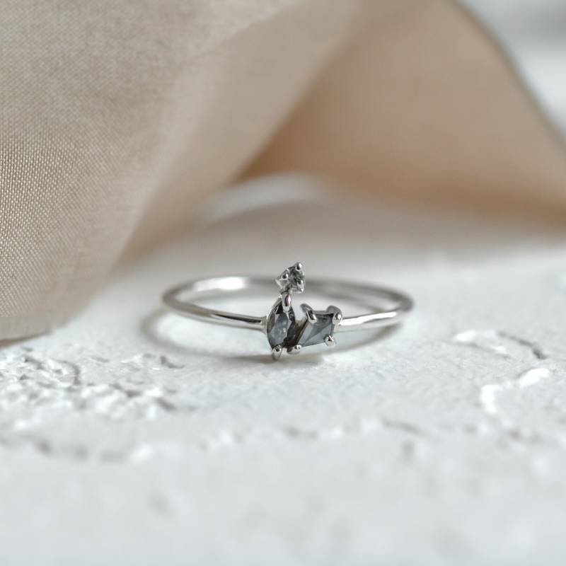 Einfacher Diamantclusterring, Zierlicher Salz Und Pfefferring, Dünner 14K Goldring von MialisJewelryStore