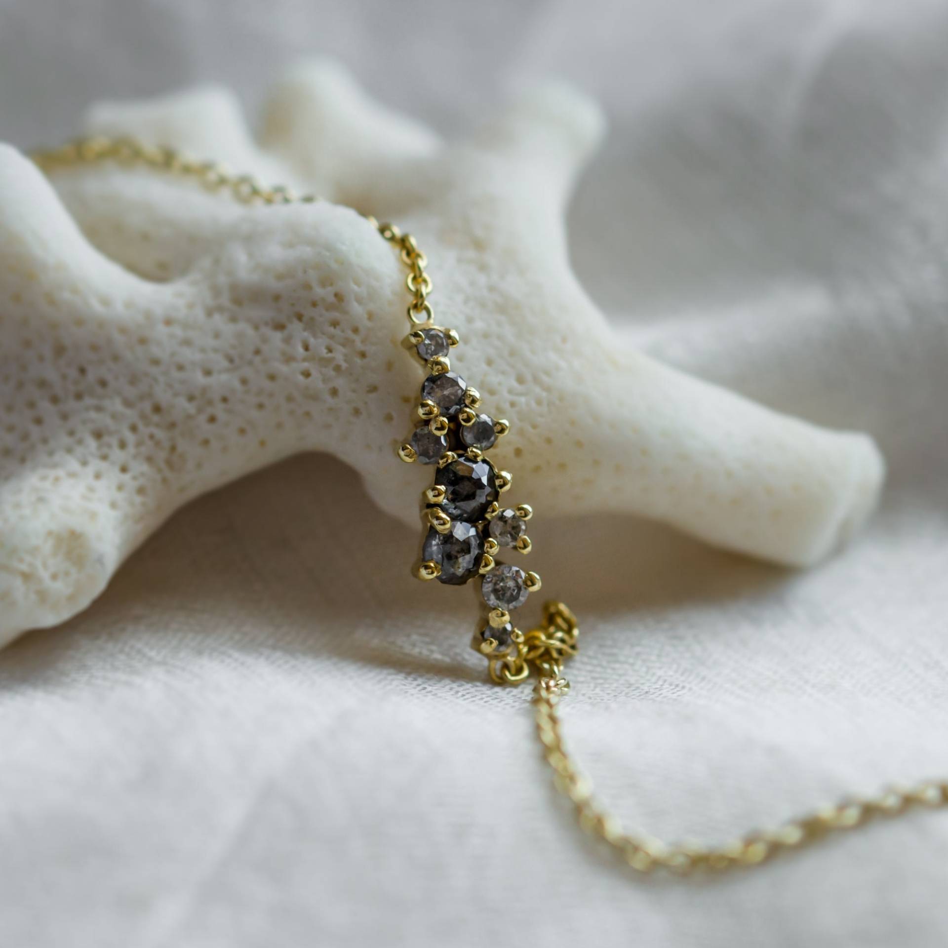 Einzigartige Diamant Armband, Tiny Cluster Salz Und Pfeffer Armband Einzigartige Diamant Armband, Tiny Cluster Salz Und Pfeffer Armband von MialisJewelryStore