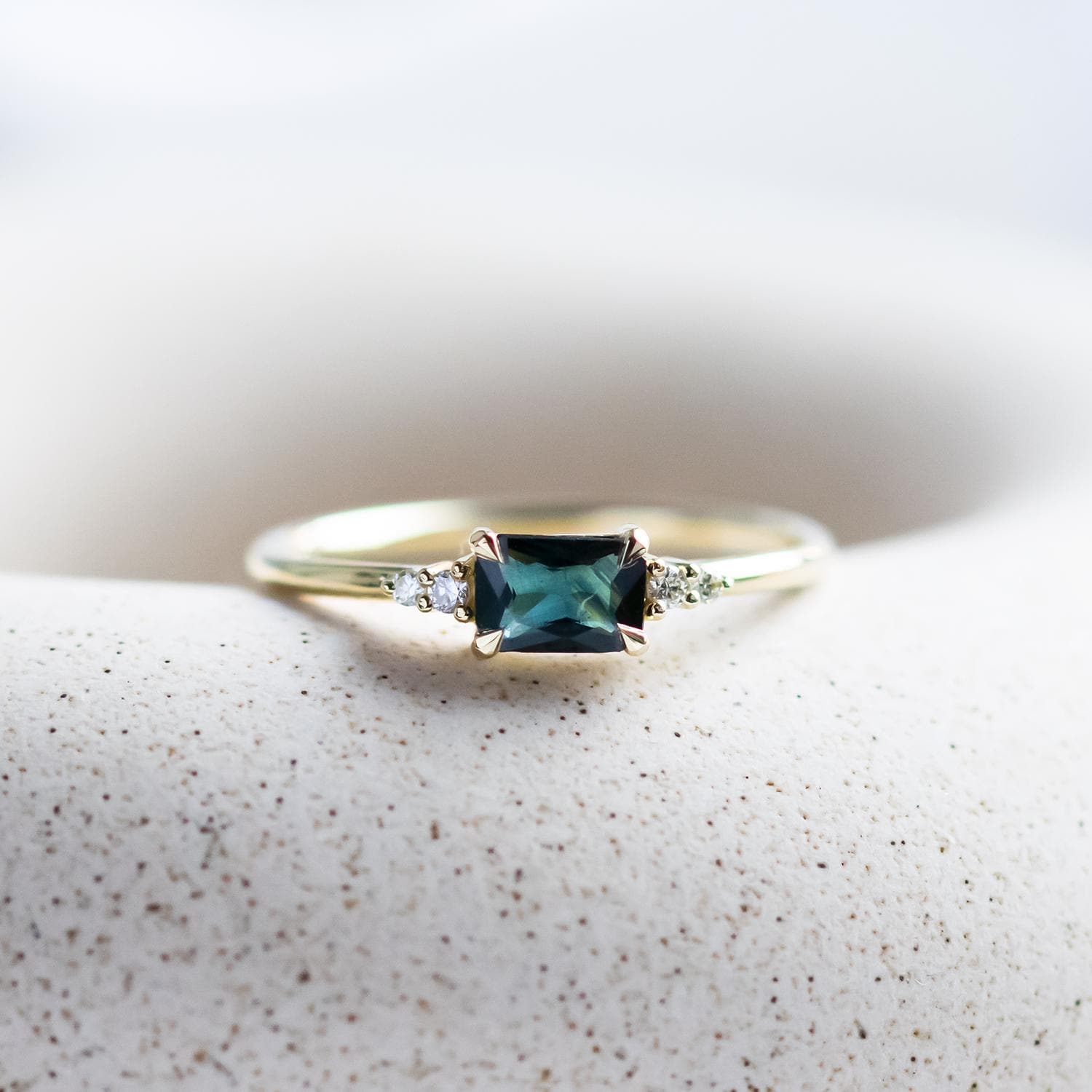 Einzigartiger Blauer Saphir-Verlobungsring, Zierlicher Saphir-statement-Ring Im Smaragdschliff, Blauer Edelstein-Cluster-Versprechensring Einzigartiger Blauer Saphir-Verlobungsring, Zierlicher Saphir-statement-Ring Im Smaragdschliff, Blauer Edelstein-Cluster-Versprechensring von MialisJewelryStore