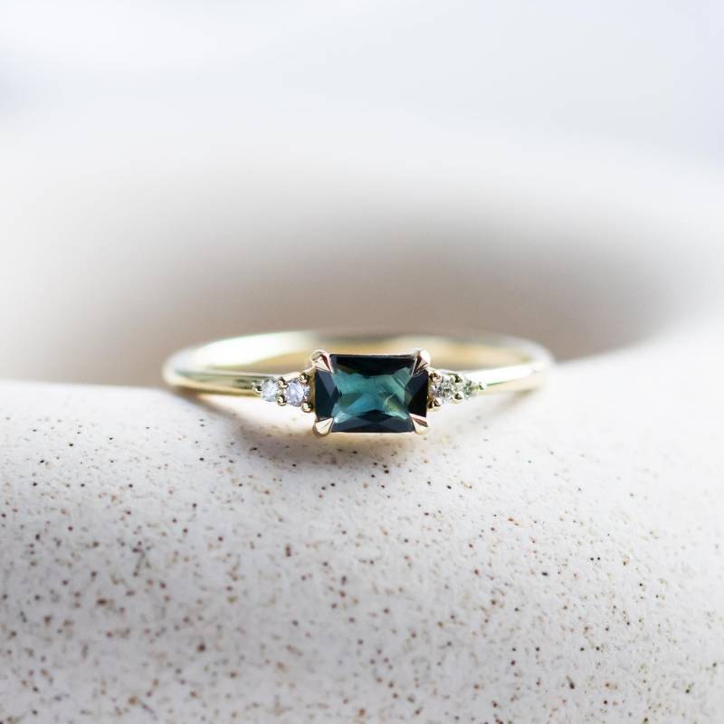 Einzigartiger Blauer Saphir-Verlobungsring, Zierlicher Saphir-statement-Ring Im Smaragdschliff, Blauer Edelstein-Cluster-Versprechensring von MialisJewelryStore