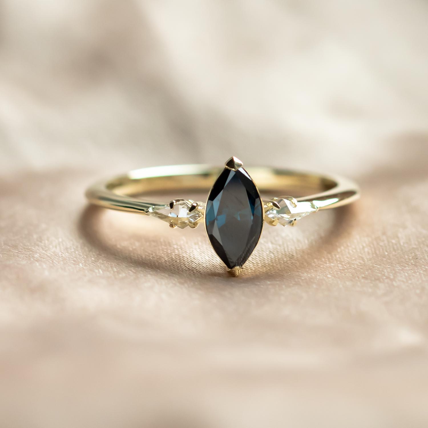 Einzigartiger Im Labor Gewachsener Blauer Diamant-Verlobungsring, Original 14K Gelbgold-Versprechensring, Eleganter Marquise - Und Drachenschliffring von MialisJewelryStore