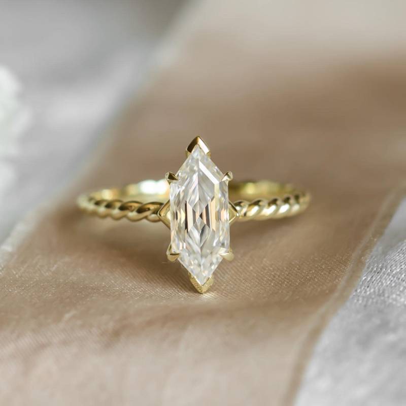 Einzigartiger Solitär Moissanit Verlobungsring Mit Verdrehtem Schaft, Klarer Edelstein Im Sechseckschliff, Alternative Statement Ring Einzigartiger Solitär Moissanit Verlobungsring Mit Verdrehtem Schaft, Klarer Edelstein Im Sechseckschliff, Alternative Statement Ring von MialisJewelryStore