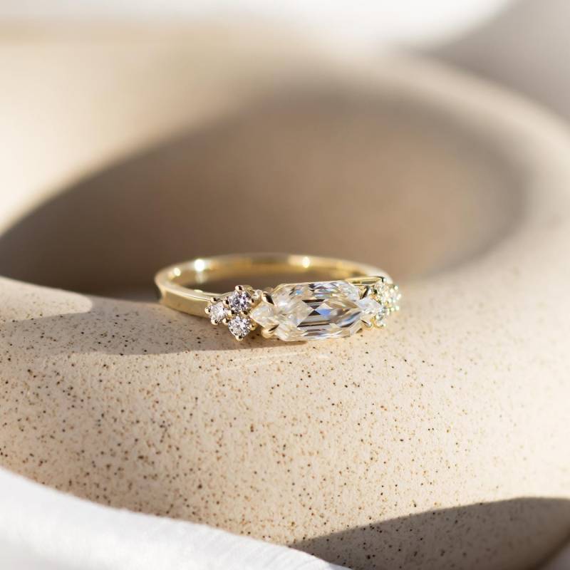 Eleganter Moissanit-Verlobungsring Mit Mehreren Steinen, Einzigartiger 14K Gelbgold-Verlobungsring Im Art-Deco-Ost-West-Hexagonschliff Eleganter Moissanit-Verlobungsring Mit Mehreren Steinen, Einzigartiger 14K Gelbgold-Verlobungsring Im Art-Deco-Ost-West-Hexagonschliff von MialisJewelryStore