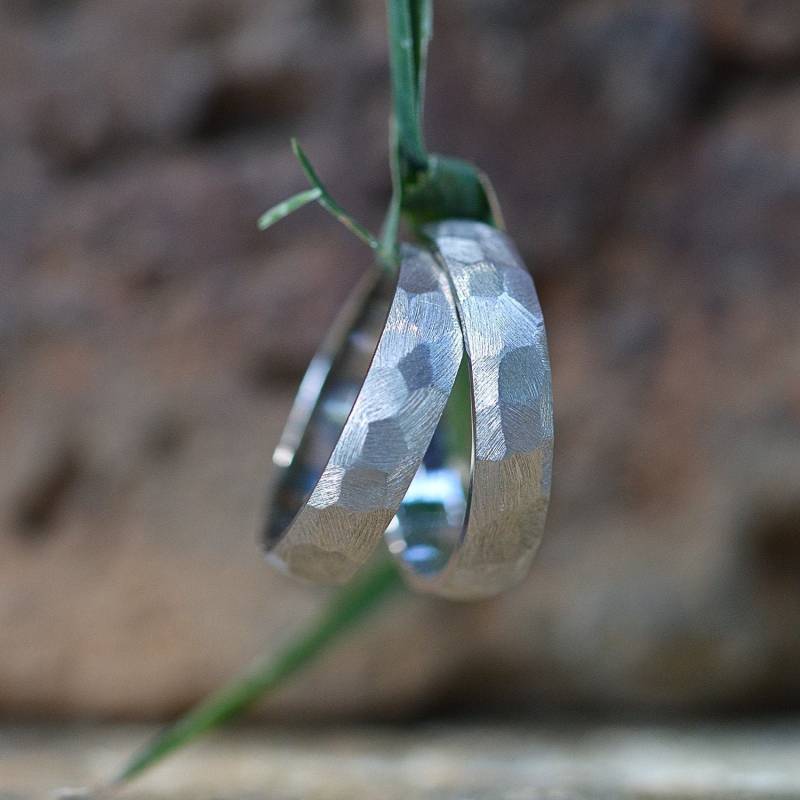 strukturiertes Ehering-Set Gehämmerte Trauringe Alternative Einzigartige Eheringe Seine Und Ihre Bänder 18K Gold von MialisJewelryStore