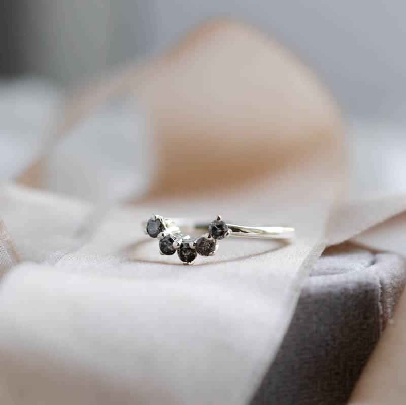 Geschwungener Stapelring Mit Salz - Und Pfefferdiamanten, Wedding Chevron Ring von MialisJewelryStore