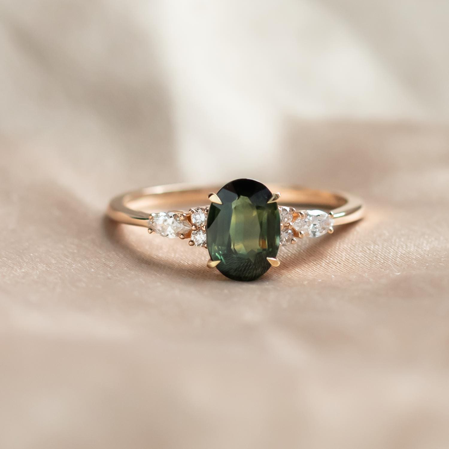 Glamouröser Natürlicher Verlobungsring Aus Grünem Saphir Und Diamant, Einzigartiger 14K Roségoldversprechensring, Eleganter Statementring Mit von MialisJewelryStore