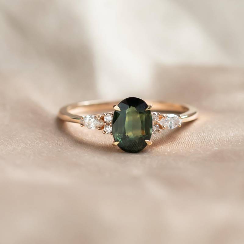 Glamouröser Natürlicher Verlobungsring Aus Grünem Saphir Und Diamant, Einzigartiger 14K Roségoldversprechensring, Eleganter Statementring Mit von MialisJewelryStore