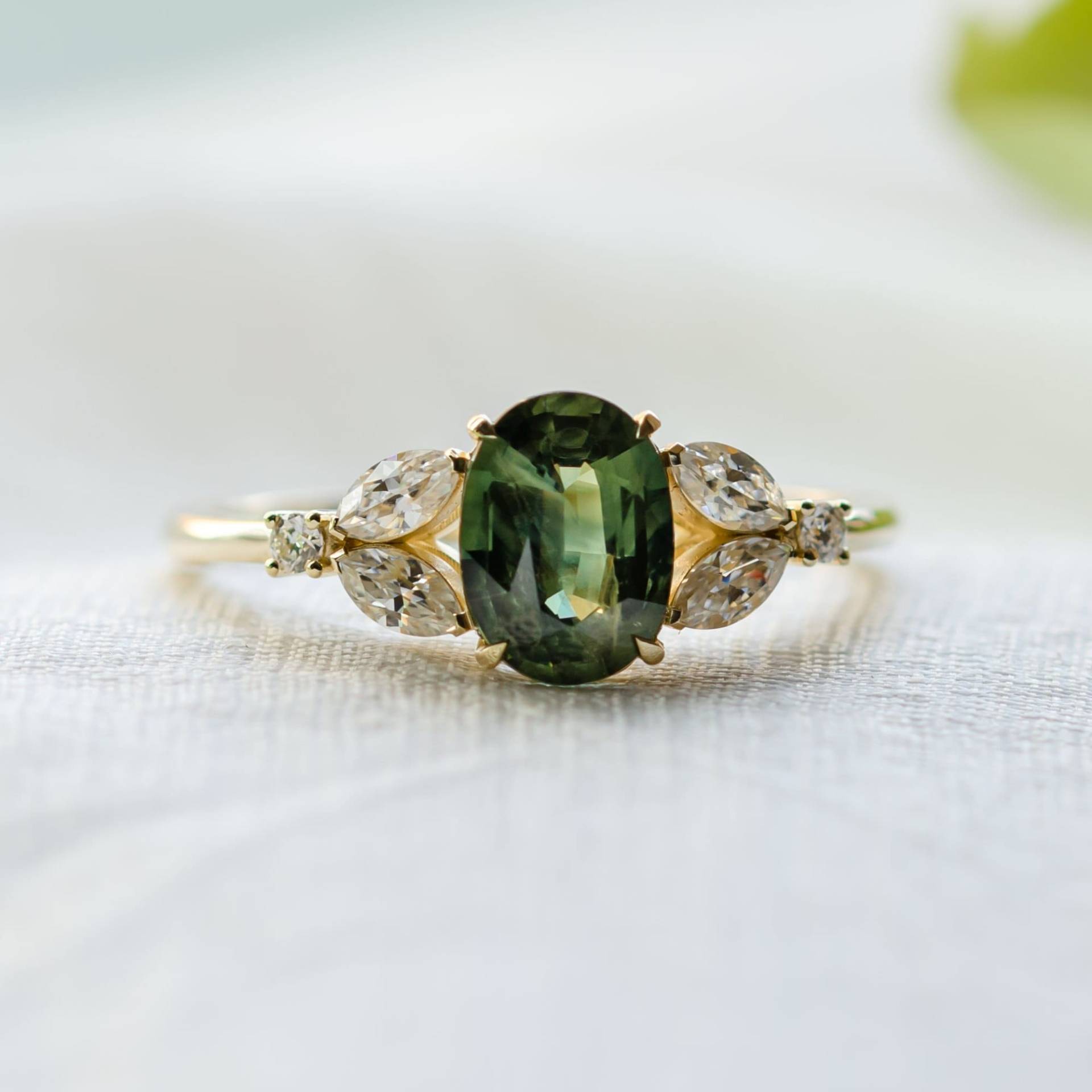 Grüner Saphir - Und Diamantring, Saphirring Im Ovalschliff Mit Marquise-Diamanten von MialisJewelryStore