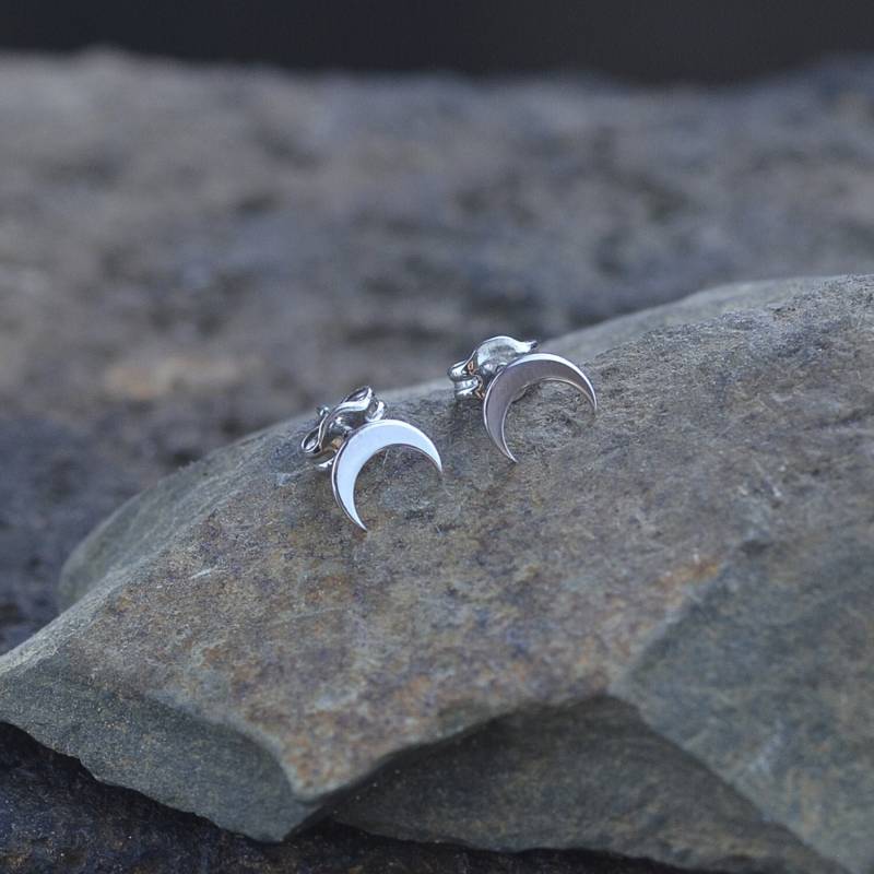 Halbmond Ohrstecker, Mond Ohrstecker Aus Massivem Gold, Ohrringe Recyclinggold, 14 Karat Gold Minimalistisch von MialisJewelryStore