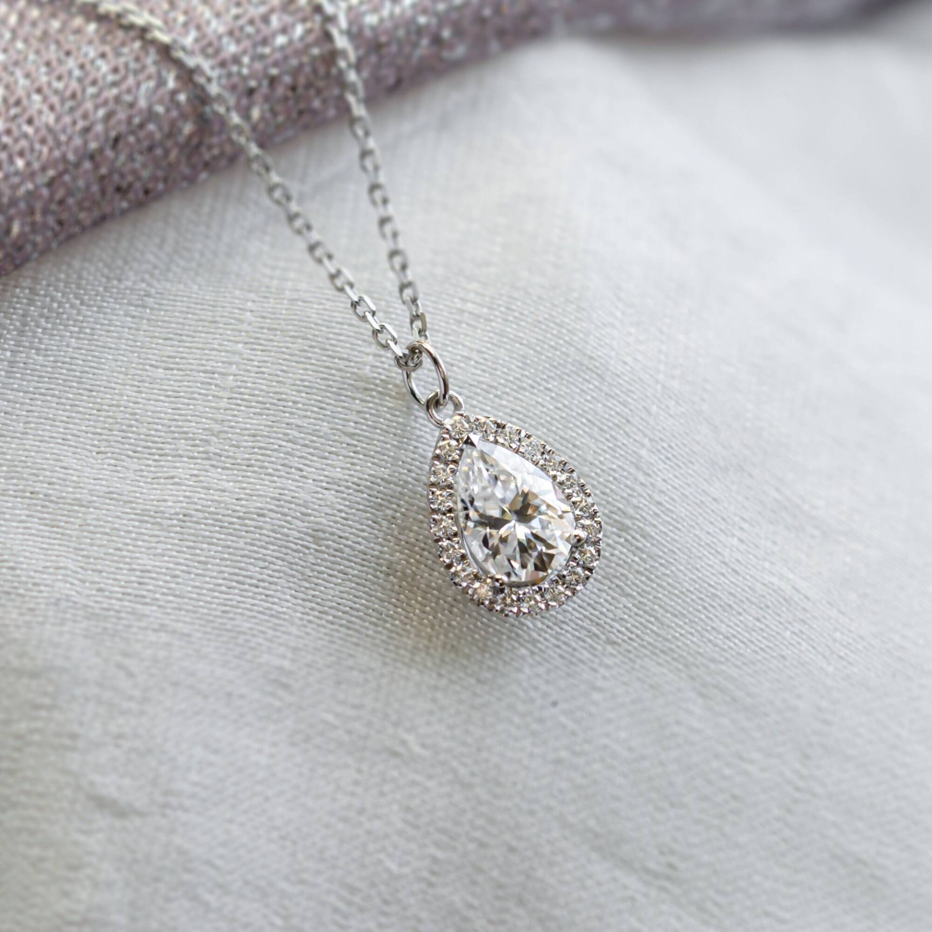 Halo Moissanite Halskette, Klarer Edelsteinanhänger Im Tropfenschliff, Zierlicher Brautschmuck von MialisJewelryStore