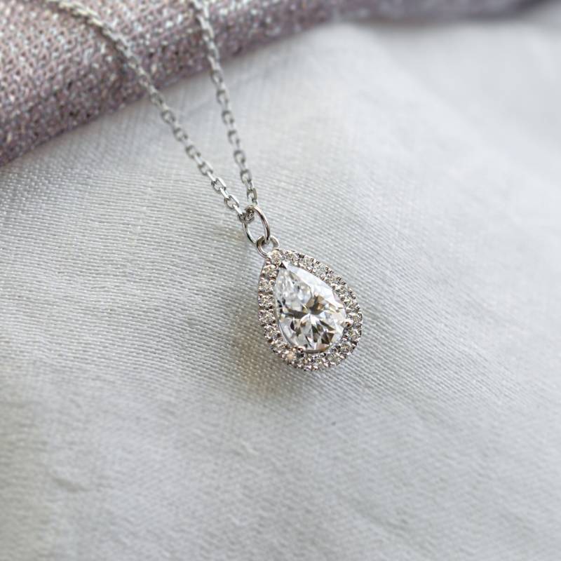 Halo Moissanite Halskette, Klarer Edelsteinanhänger Im Tropfenschliff, Zierlicher Brautschmuck von MialisJewelryStore
