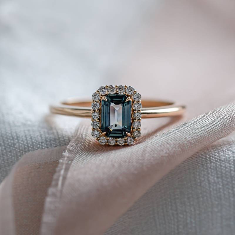 Halo Teal Saphir - Und Diamantring, Saphir-Verlobungsring Im Smaragdschliff von MialisJewelryStore