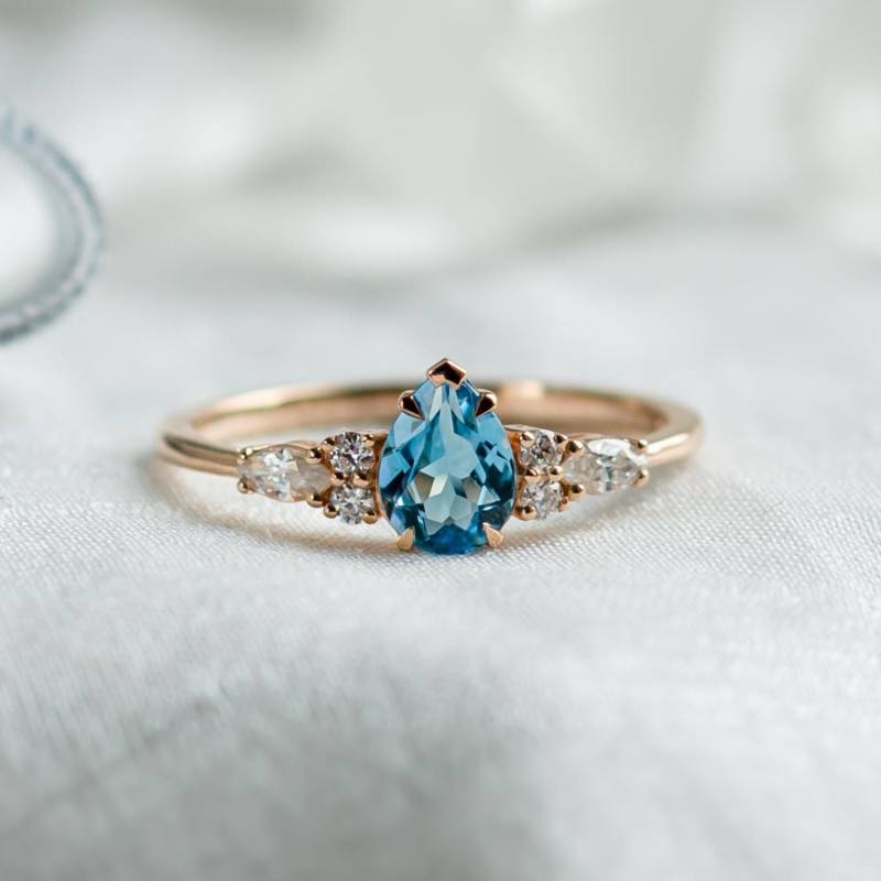 Himmelblauer Topasring, Azurblauer Edelsteinversprechensring Mit Seitlichen Moissaniten, Einzigartiger Cluster-Verlobungsring von MialisJewelryStore