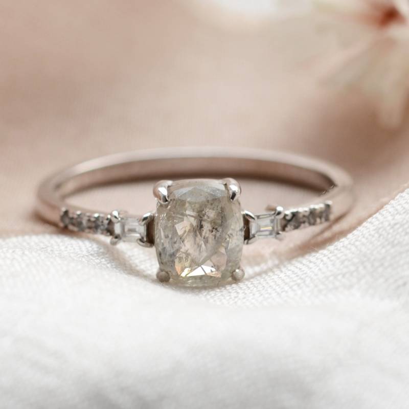 Kissenschliff Salz Und Pfeffer Diamantring Baguette Verlobungsring Einzigartiger Von Mialis von MialisJewelryStore